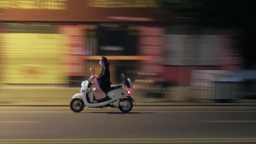 Bici eléctrica que pasa por moto en Xuyi, China