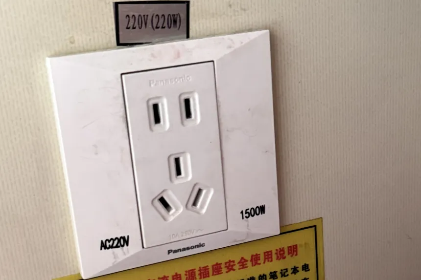 El único enchufe de 220V en el compartimento